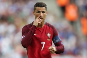 女子足球联赛后防线表现稳定提升，女子足球球门